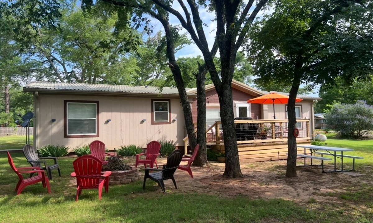Kingston House | Lake Texoma RetreatnSleeps 9 FirenPit 2mi to Marina