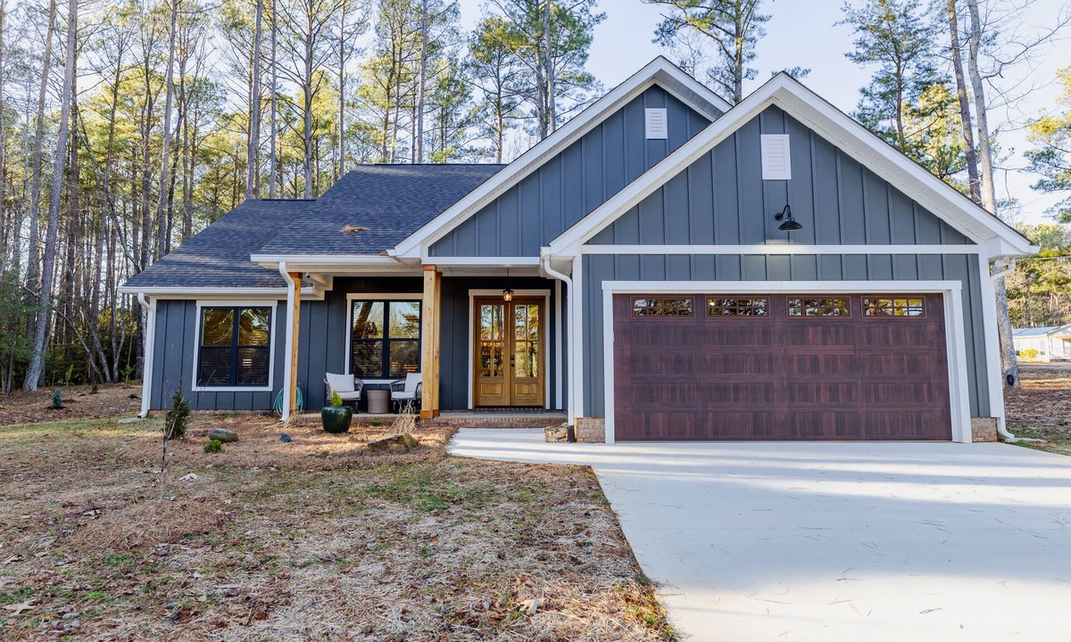 Mount Gilead House | Lake Tillery Retreat. Walk to Marina.