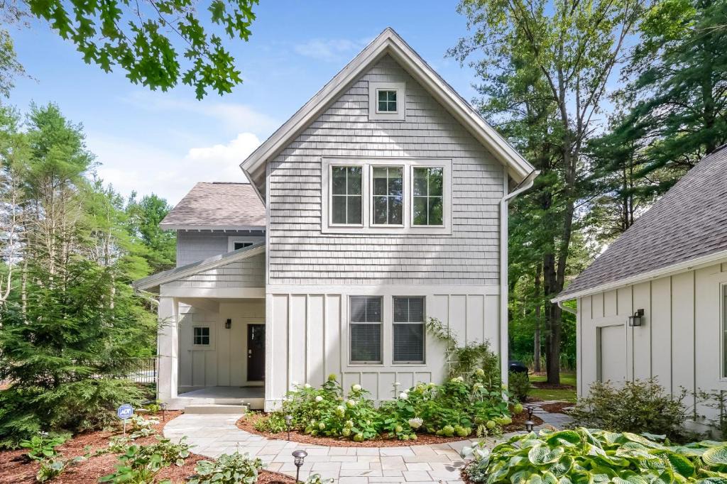 Saugatuck Villa | Lake Trail Treehouse
