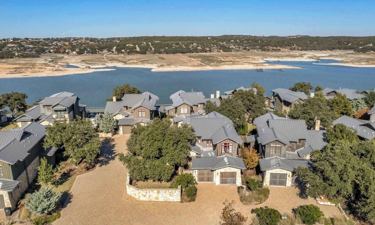 Spicewood House | Lake Travis Cottage | Hot Tub | Pickleball | BBQ