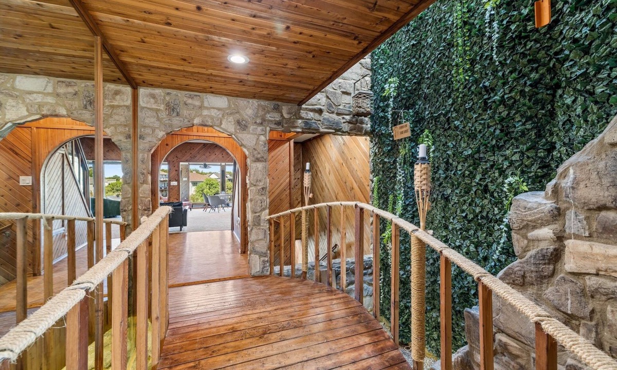 Point Venture House | Lake Travis Gem, Golf, boat, Tennis, Pool