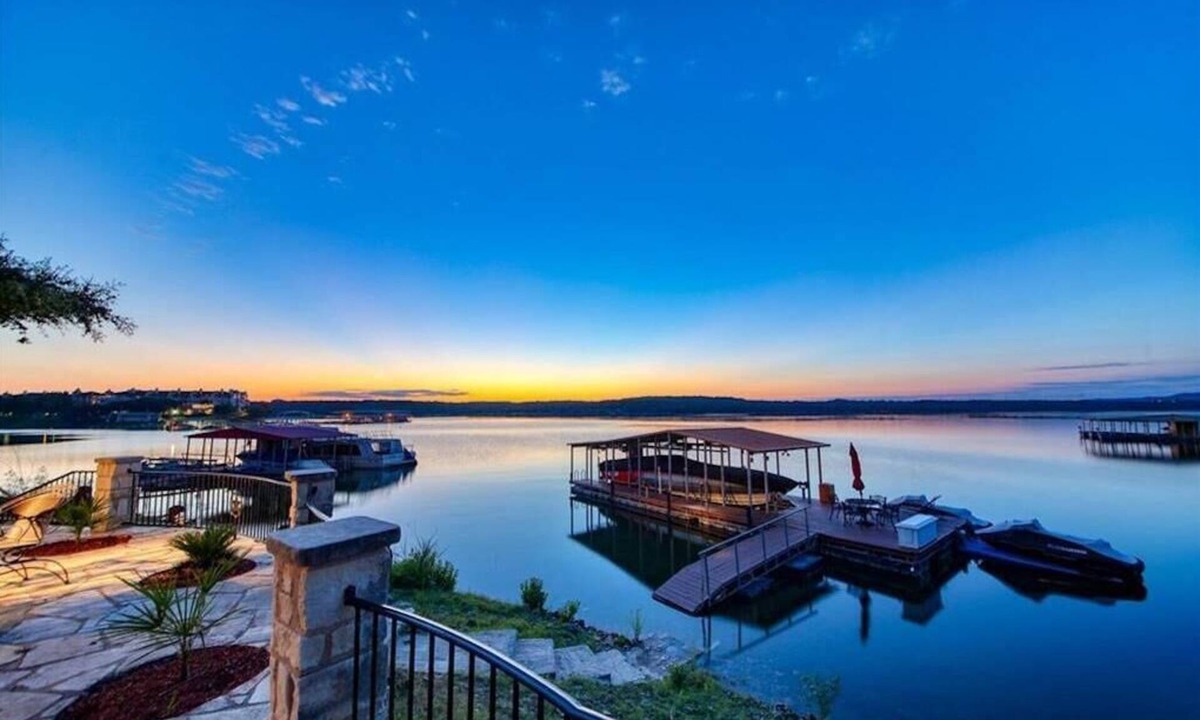 Highland Lake Estates House | Lake Travis Waterfront lodge/Dock/Firepit/Outdr Lux
