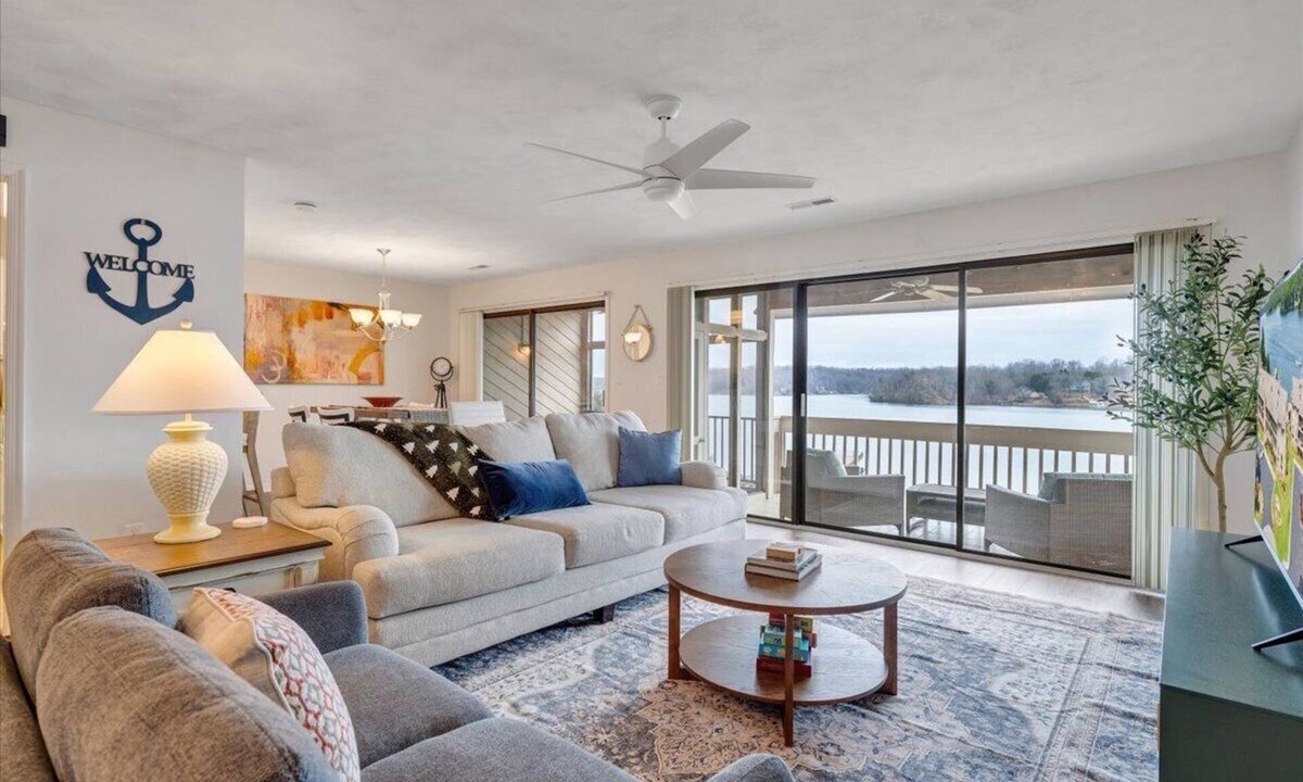 North Shore Condo | Lake Vibes - Pet Friendly Lakefront Condo!