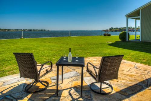 April Sound Villa | Lake Vibes with Champagne Views