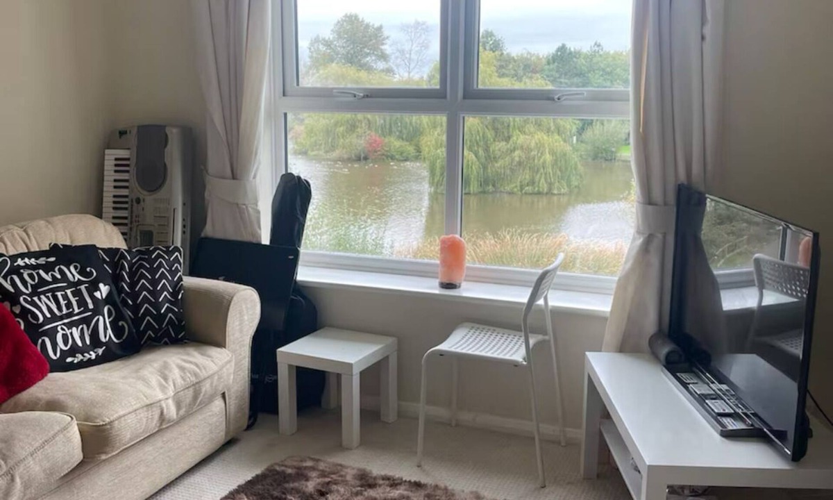 Aylesbury Apartment | Lake View Apartment