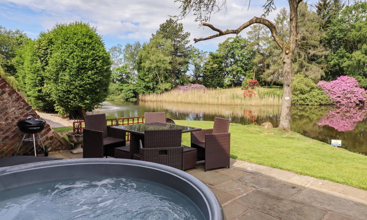 Macclesfield Cottage | Lake View Barn