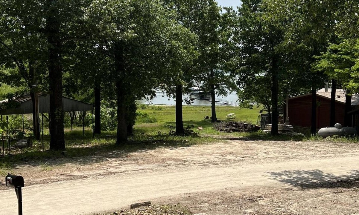Hoyt Cabin | Lake View Cabinn2 beds 1 bath sleeps 5 n15 miles from Eufaula. n