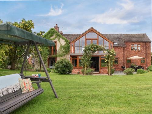 Market Drayton House | Lake View Cottage