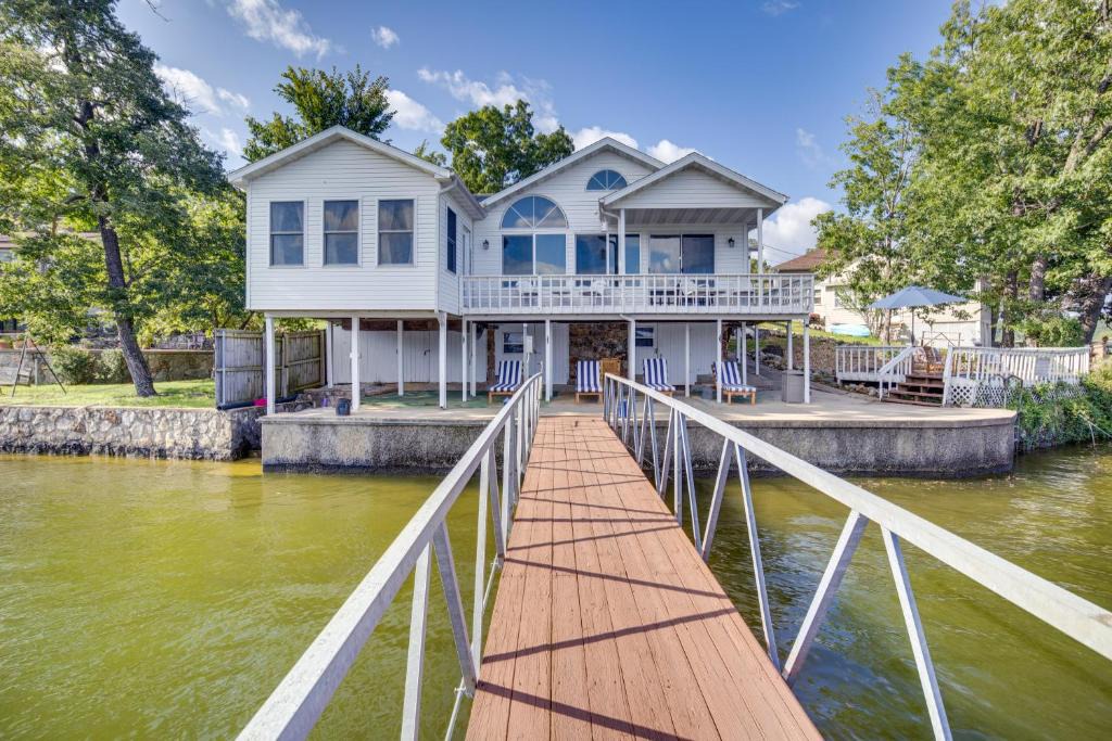 Gravois Mills House | Lake View Cottage: Lake Ozarks Getaway