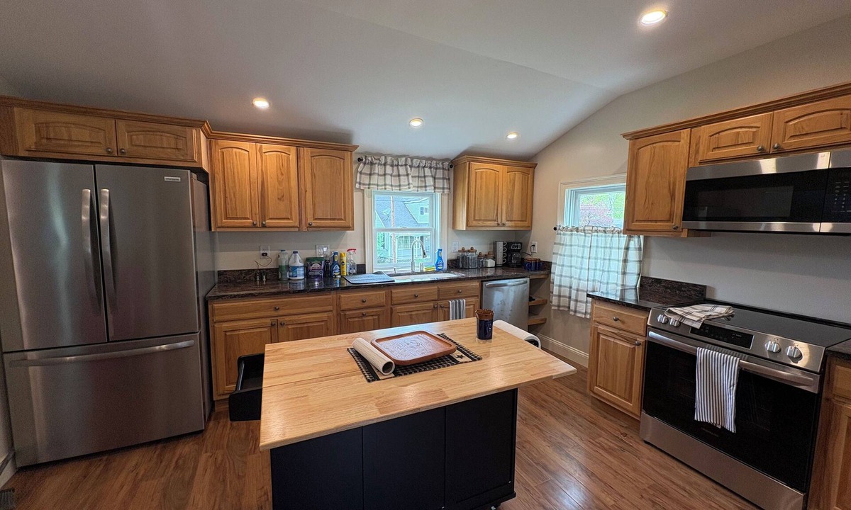 Pittsfield House | Lake View Cozy Cottage