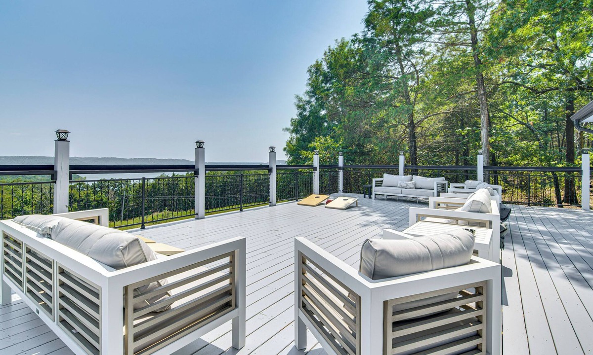 Marmaros House | Lake View & Game Room on 3 1/2 Acres, Near Marina