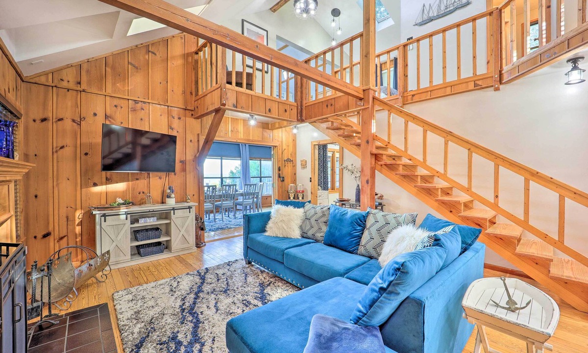 Bernice House | Lake-View Home w/Deck + Gas Grill in Bernice!