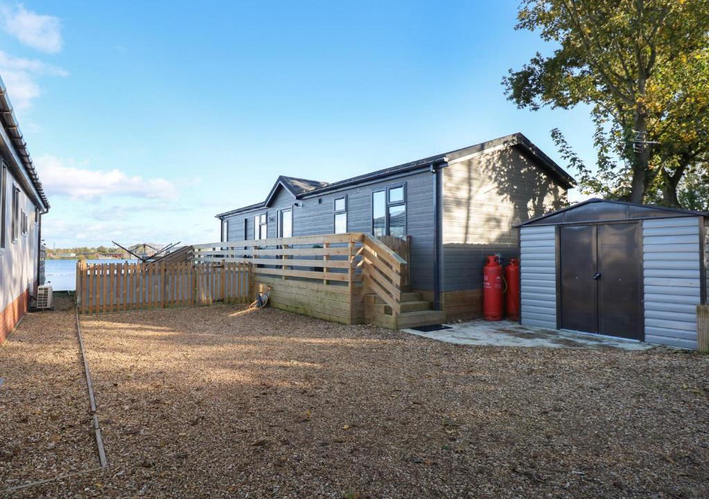 Frognall House | Lake View Lodge