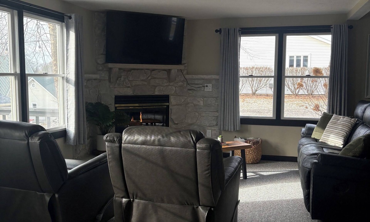 Syracuse House | Lake View Lodge on Dewart Lake/1 mile from Blue Barn Berry Farm/kayaks!