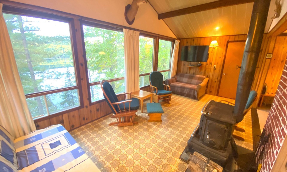Lac-Saint-Paul Cottage | Lake View Paradise with 3 Bedrooms, Getaway!