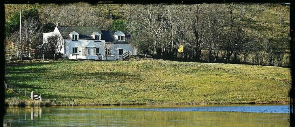 Glandyfi Apartment | Lake view Romantic retreat