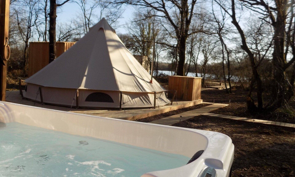 Salles-en-Toulon Cottage | Lake view tent with private spa Copa cabanes 4