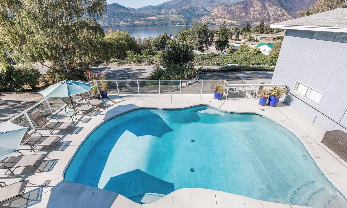 Manson House | Lake View, View Deck & Private Pool!