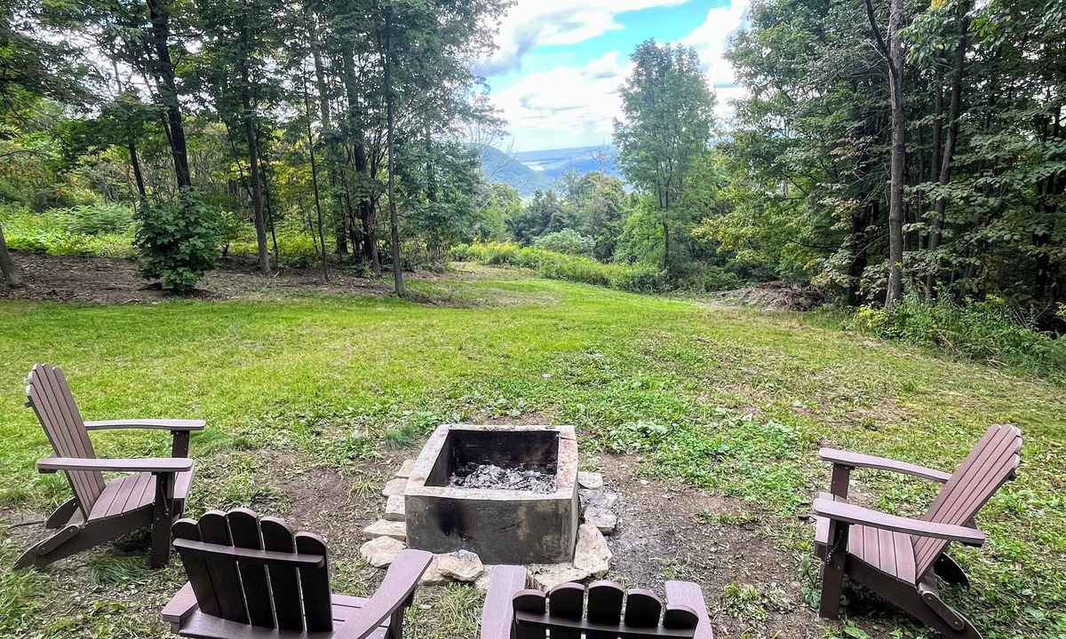 Scottsburg Cabin | Lake View with 7 Acres near Skiing