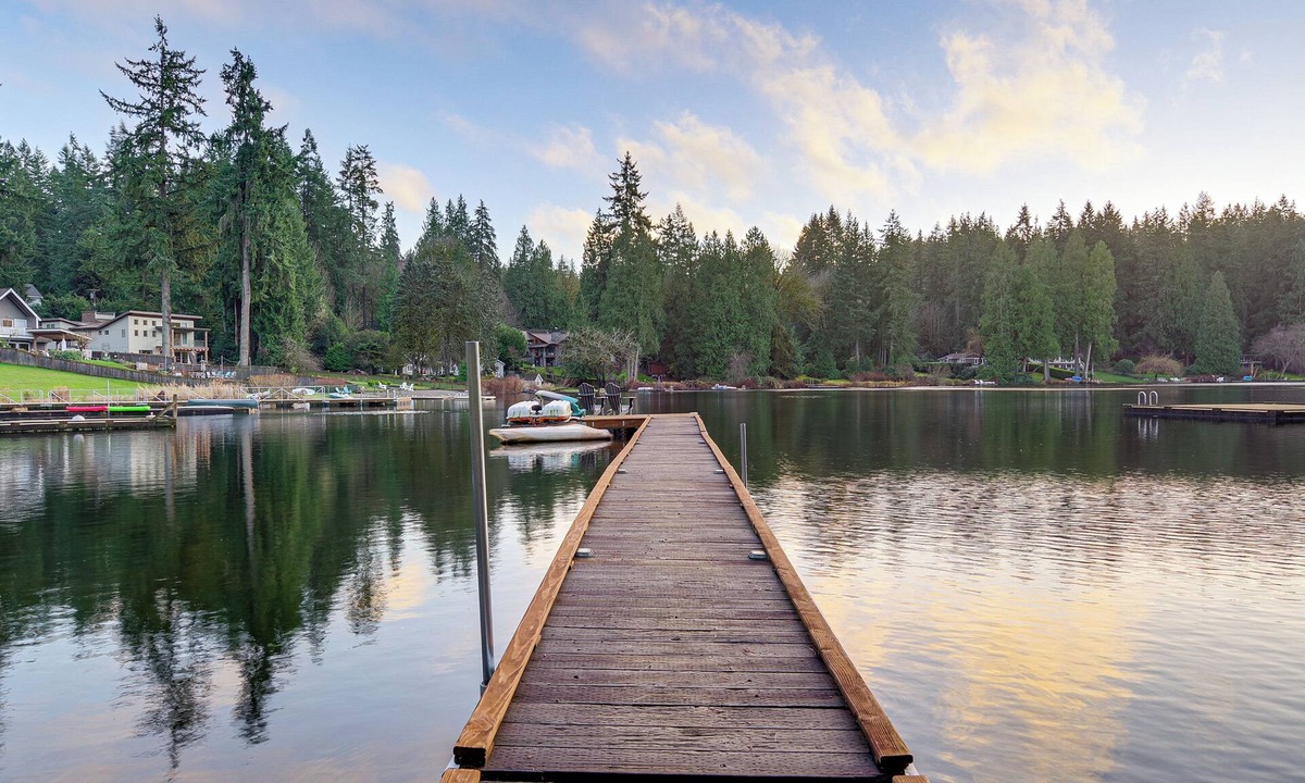 Leota House | Lake-View Woodinville Retreat w/Hot Tub + Theater