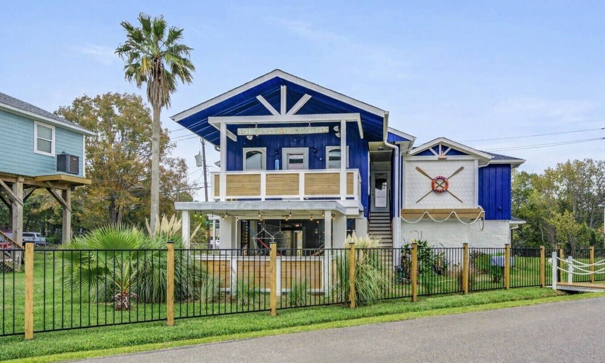 Clear Lake Shores House | Lake views at the Lakeside Lounge in Kemah