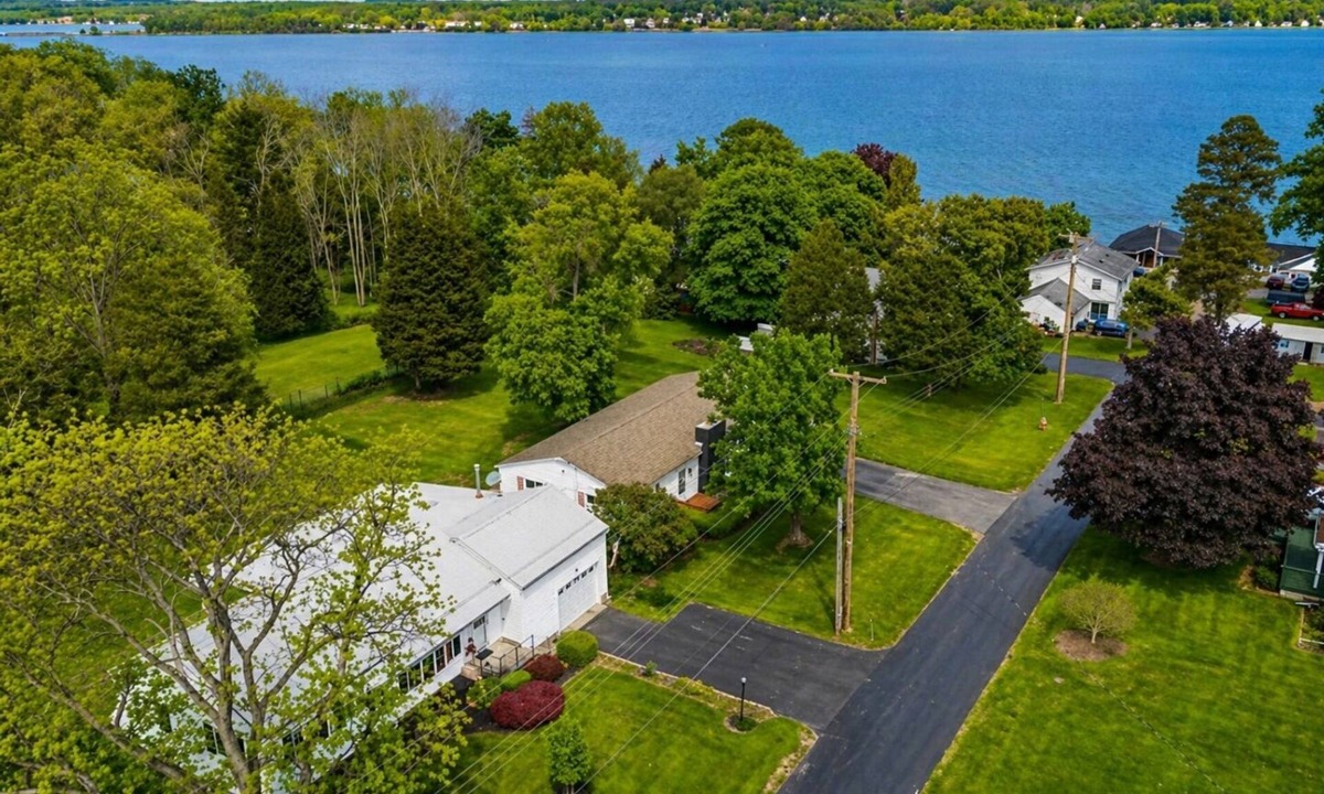 Seneca Falls House | Lake Views | Cayuga Wine Trail | Hot Tub | FLX