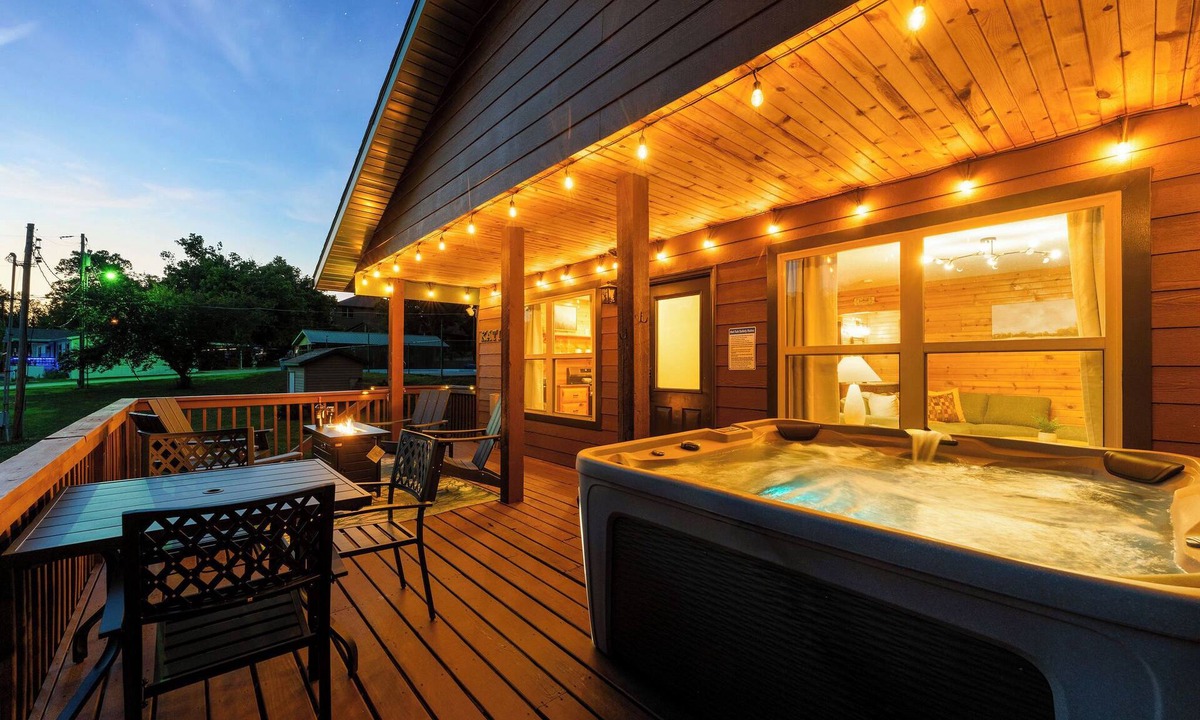 Branson Cabin | Lake Views! Cozy Cabin, Hot Tub, Kayaks, and Pool!