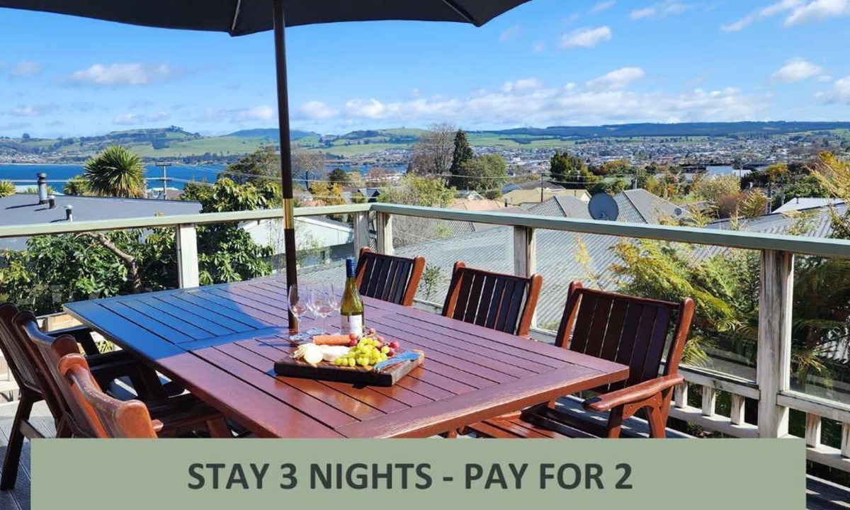 Hilltop House | Lake Views, Secluded & Central