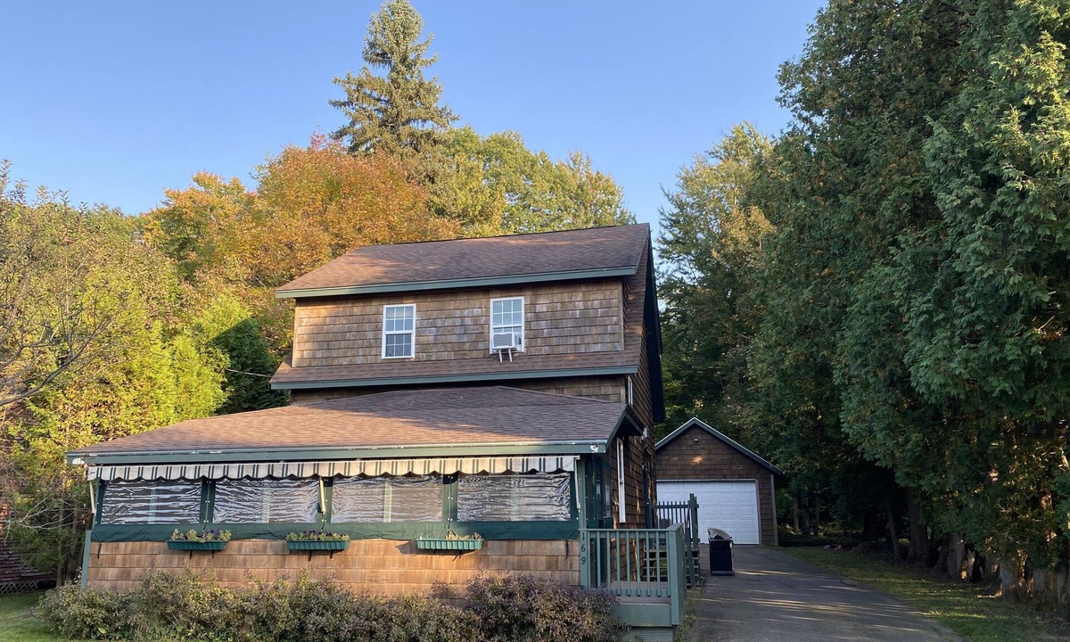 Malletts Bay Cabin | Lake Views with Beach Access