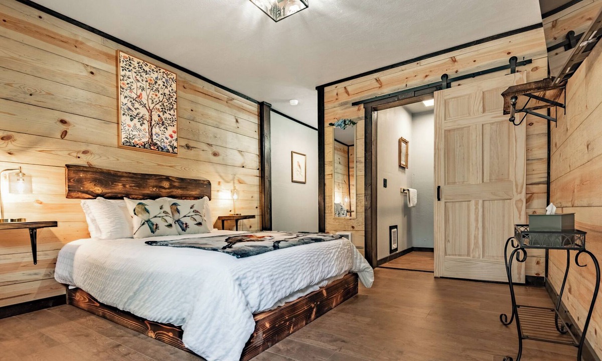 Coeur d'Alene Cabin | Lake Village Lodge