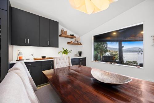 Bellingham House | Lake Whatcom Beachfront Villa