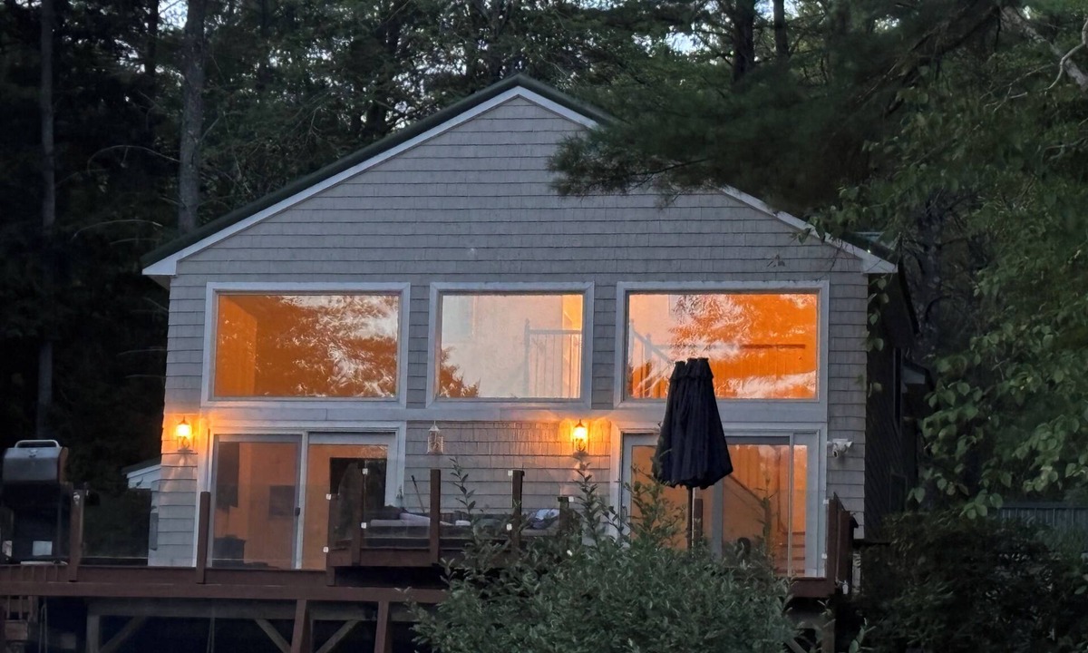 Laconia House | Lake Winnipesaukee area private hot tub