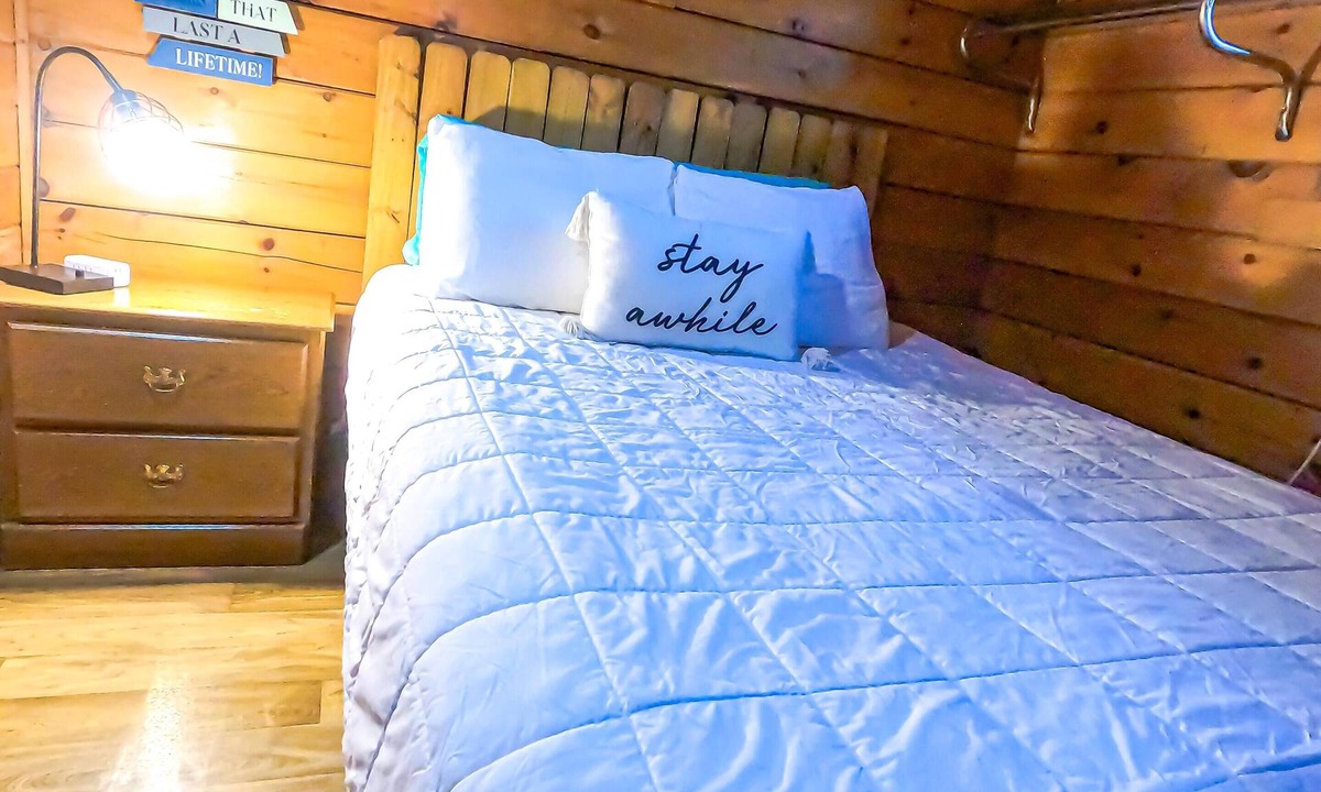 Eddyville Cabin | Lakebank Cabin - Log cabins sleep 7 - (1Q, 1F/1T, 2T) | full kitchen, living/dining, 1 bath.