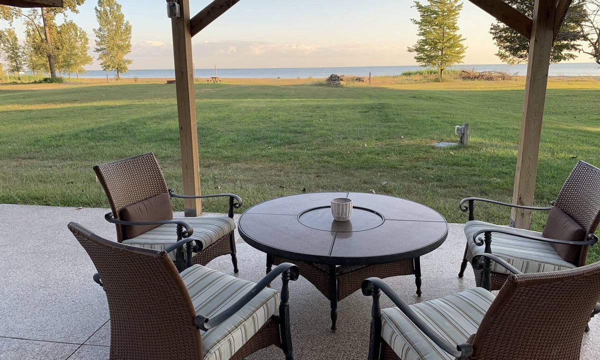 Ruthven Cottage | LakeErie Private Beach Cottage 8KM from Point Pelee