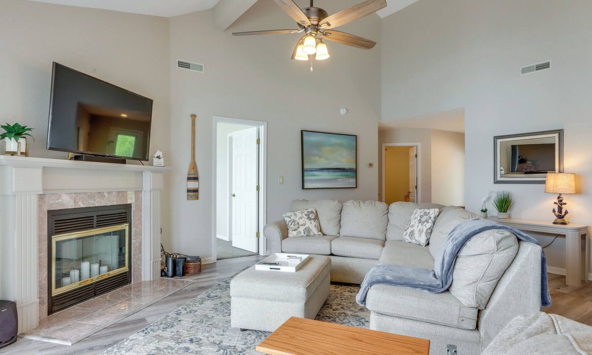 Village of Four Seasons Condo | Lakefront Ozark Getaway w/Views + Community Perks