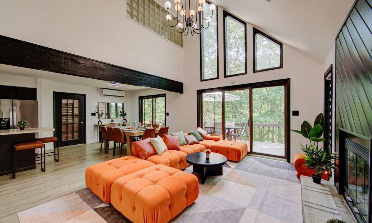 East Stroudsburg House | Lakefron House in Woods