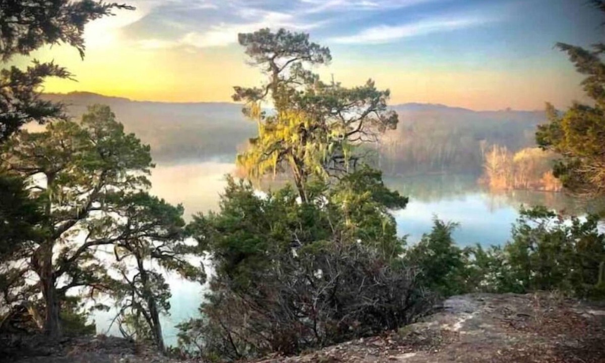 Eagle Rock House | LakeFront - 15’ Theater Screen - Kayaks - 4Acres -FirePit