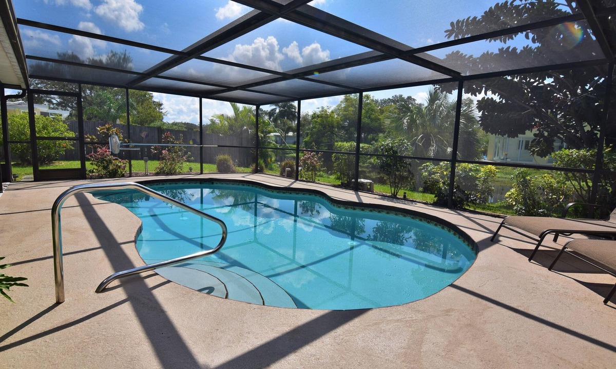 Gulf Gate Estates House | Lakefront 2 Bd+Den,2bth With Heated Pool Near Siesta Key!