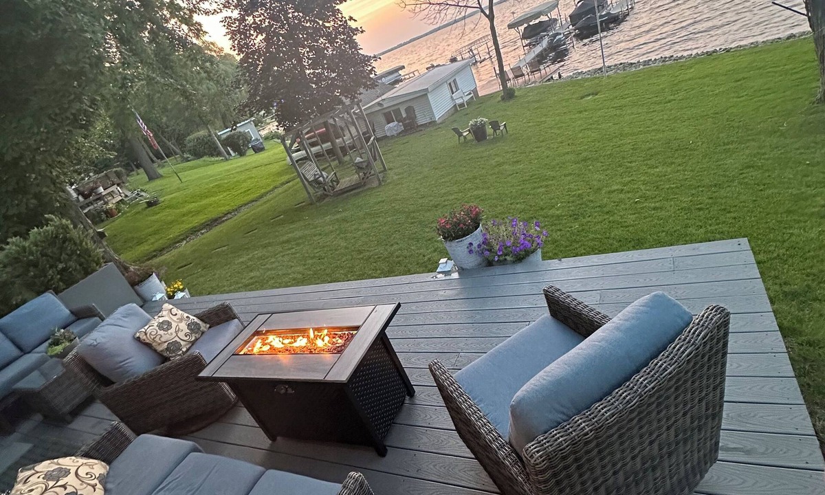 Butte Des Morts House | Lakefront 2-bed house in Oshkosh with dock!