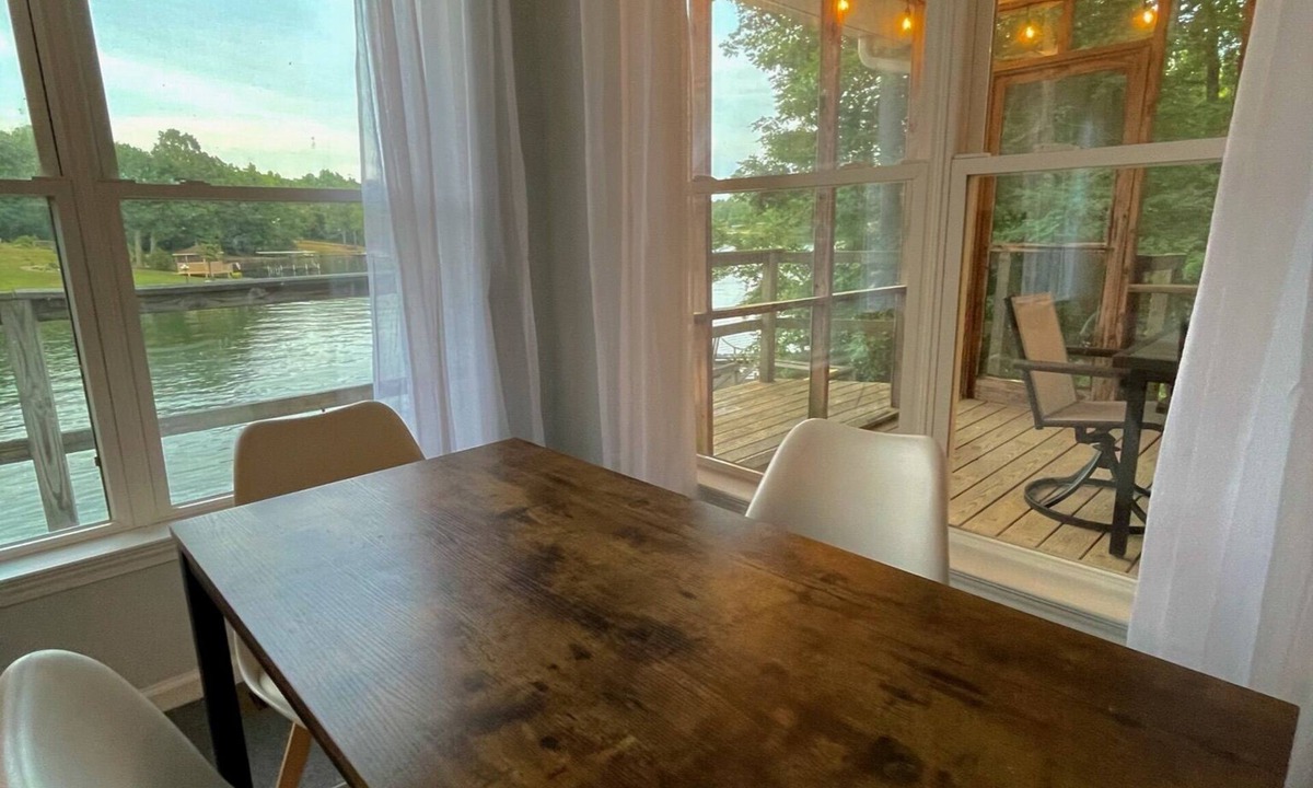 Lake Secession Cottage | LakeFront 2bd/2ba W/a View!