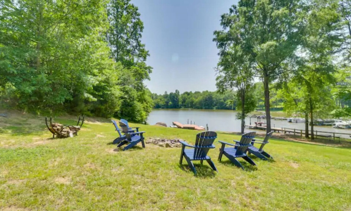 Louisa Ski Chalet | Lakefront 3-bedroom chalet with private dock