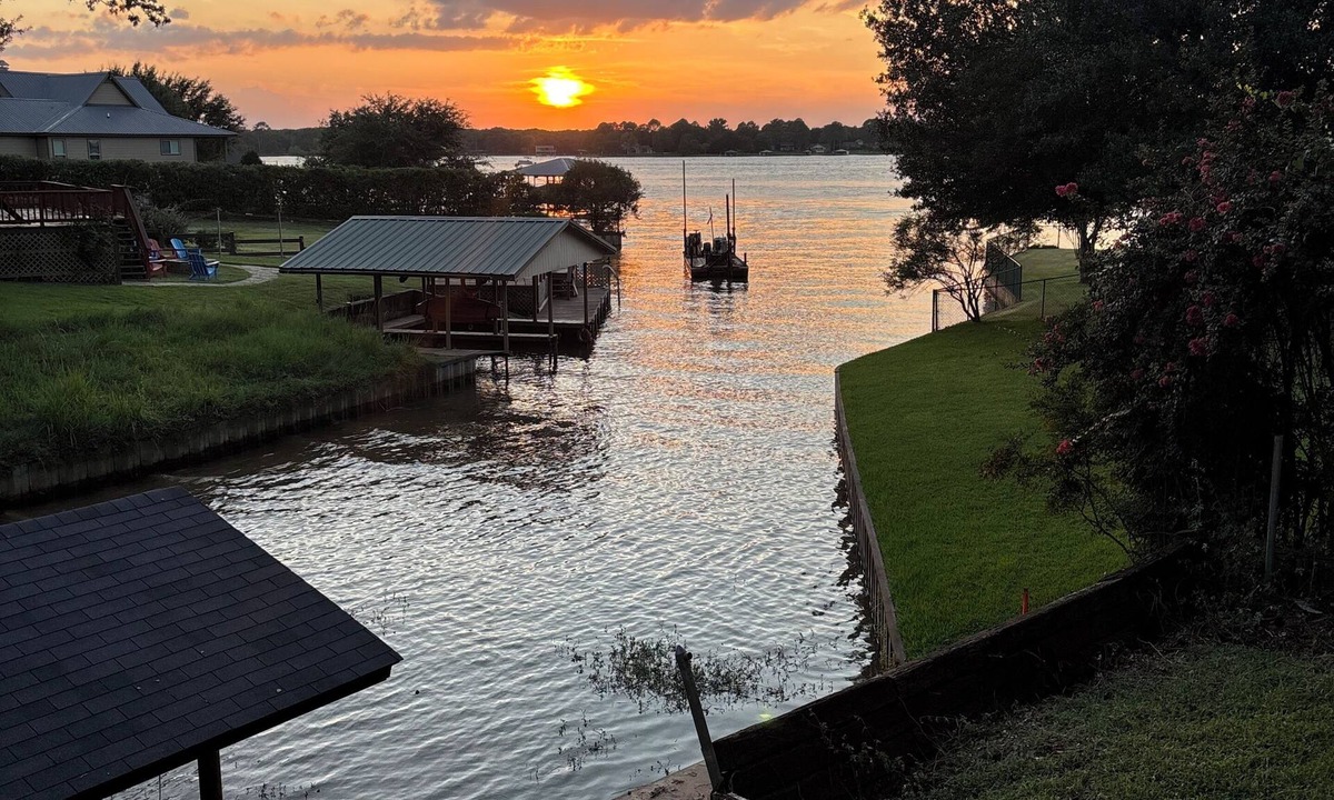 Enchanted Oaks House | Lakefront 3-bedroom house at Cedar Creek Reservoir with amzing views