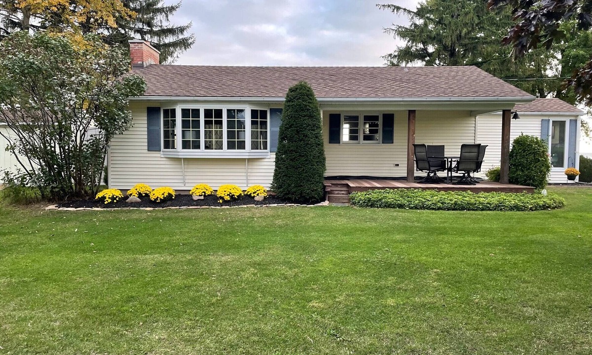 Wilson Cottage | Lakefront 3BR/2BA Cottage on 2.6-acre Private Lot w/Direct Lake Access