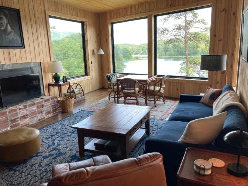 Samantha House | Lakefront 3BR Cabin Retreat
