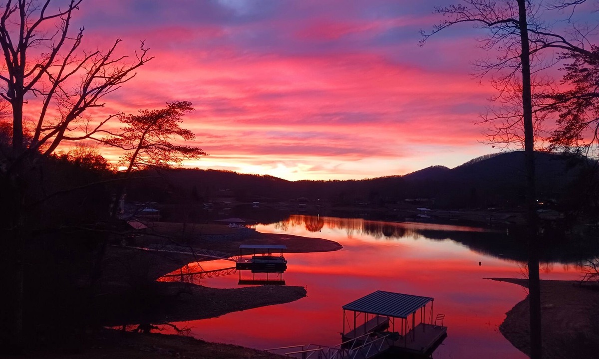 Young Harris House | LAKEFRONT 4/3.5, Private Dock, Pool Table, Lakeside Firepit, Kayaks, Paddleboat