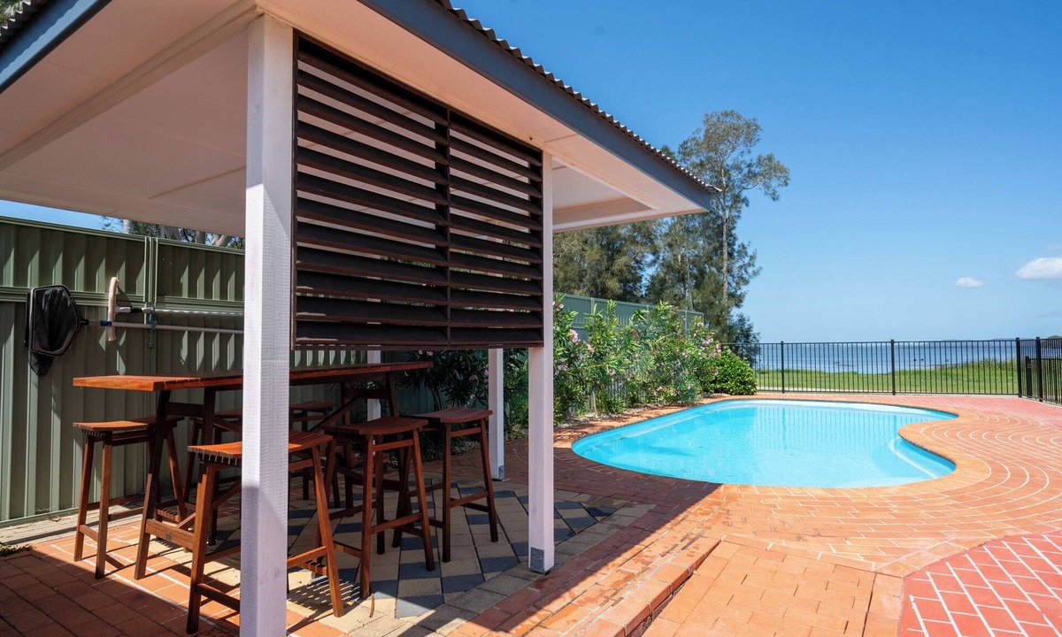 Tuggerawong House | Lakefront 4 Bedroom House