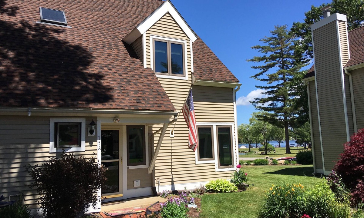 South Down Shores House | Lakefront 4 bedroom Fall getaway on Winnipesaukee