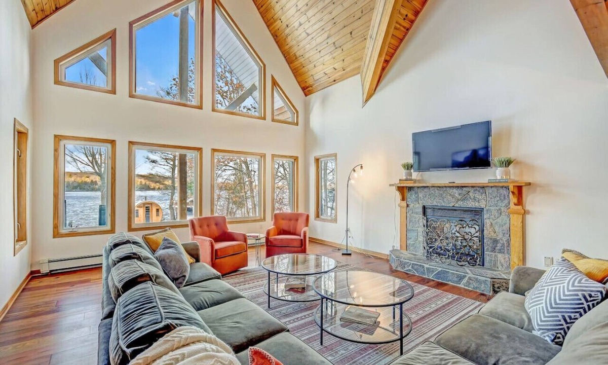 Algonquin Highlands Apartment | Lakefront, 4000sq/f, Gym, Beach, Hot Tub, Sauna