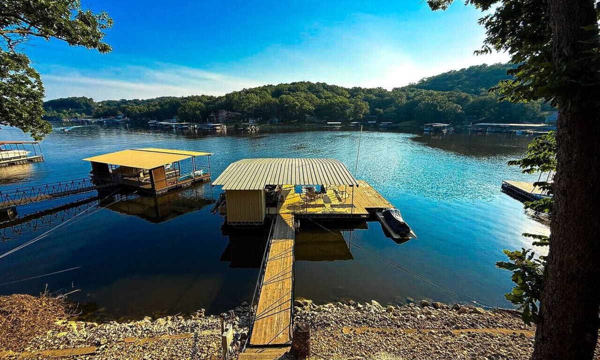 Camdenton House | Lakefront-4BD/2BA/Dock/Grill/Decks/-12PP