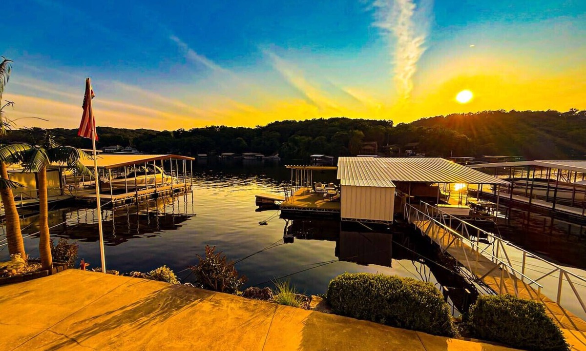 Camdenton House | Lakefront-4BD/3BA/-Sleeps-12PP